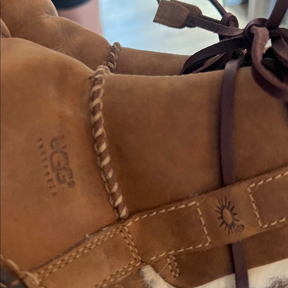 UGG size 7, style 5136, Tan Shearling UGG Boots, gently preloved - Picture 9 of 9